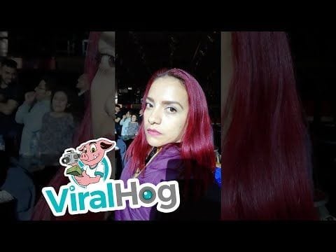 Una chica se pone celosa a su novio