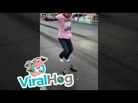 Una niña acaba con los pies pegados al suelo