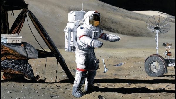 Un astronauta dejando caer a la vez un martillo y una pluma en la Luna