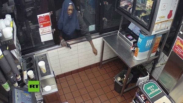La caja registradora del Mc Donalds le gana la partida a este atracador