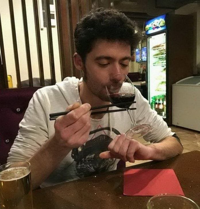 Bebiendo vino como un autentico japones