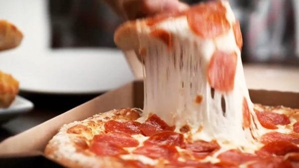 La preparación de una pizza de restaurante, por dentro