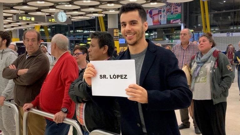 Recogiendo a gente con apellidos comunes en el aeropuerto