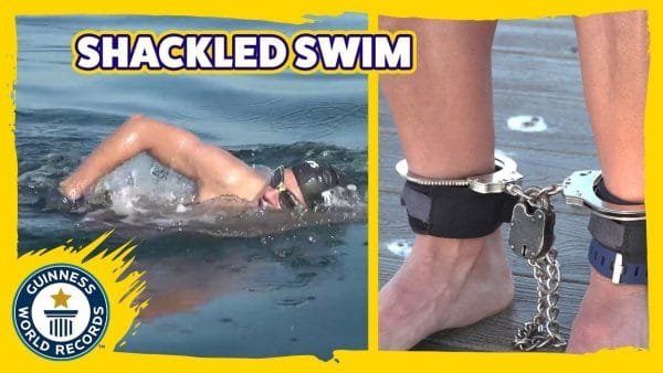 El nadador más rápido del mundo con los pies esposados...
