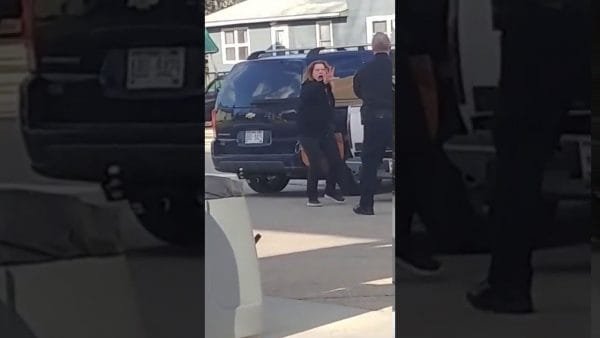 Un policía dispara con un táser a una mujer que intentaba maldecirle