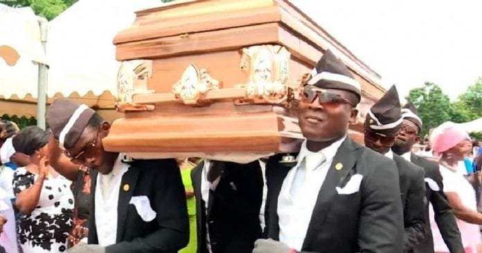 ¿Cuál es la canción que suena en el meme de los negros del ataud?