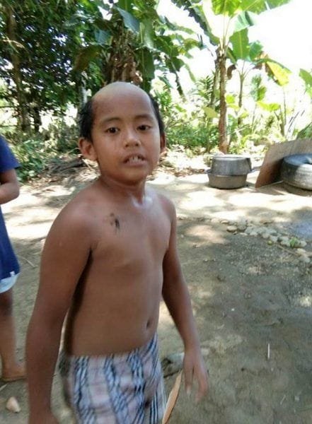 Un hombre filipino le hace un horrible corte de pelo a su hijo para que cumpla el confinamiento