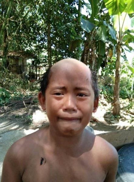 Un hombre filipino le hace un horrible corte de pelo a su hijo para que cumpla el confinamiento