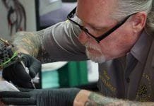 Aaron Carter se tatúa el nombre de su novia en la frente ¿Te acuerdas de?