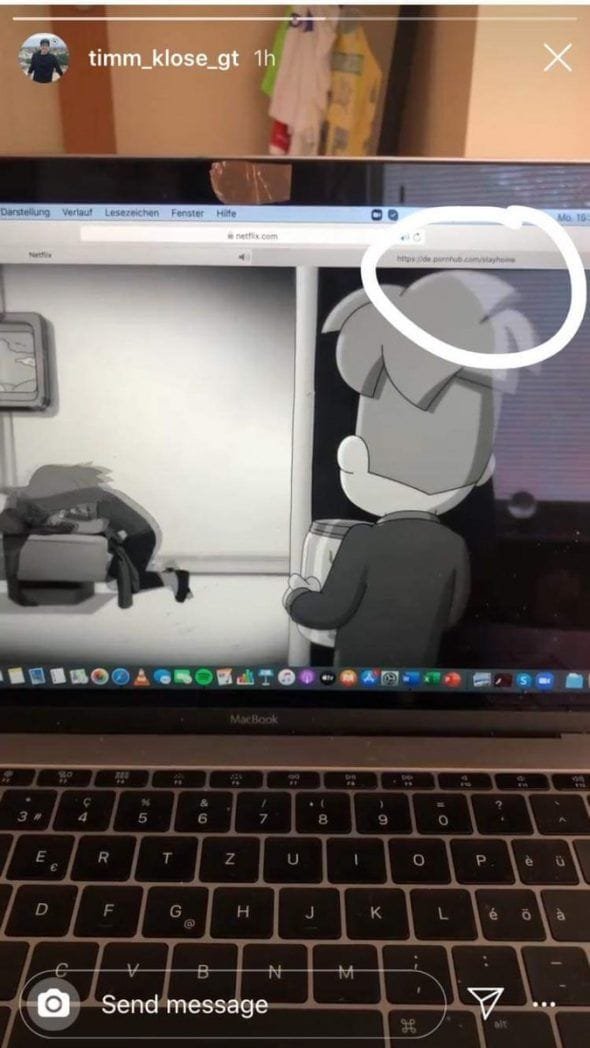 tim klose El jugador de futbol Timm Klose se le olvida cerrar una pestaña al compartir una imagen