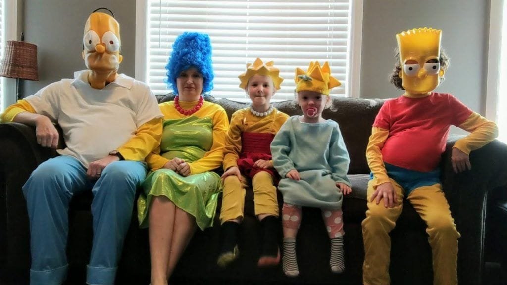 Una familia recrea la intro de Los Simpson con sus viejos disfraces de Halloween