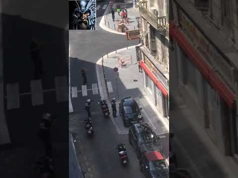 La policía reduce a una persona armada con una pistola