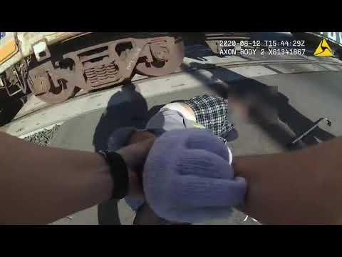 Policía salva 'in extremis' a un anciano que se había atascado en una vía de tren