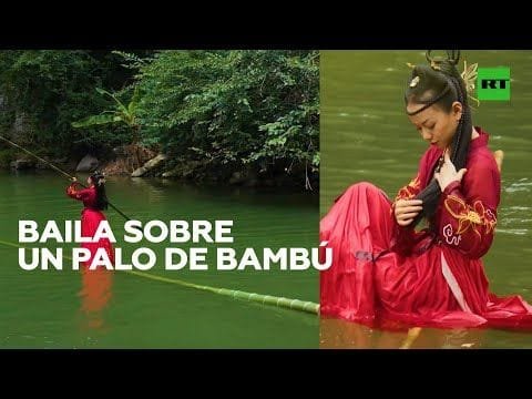Una joven Baila en un río sobre un palo de bambú