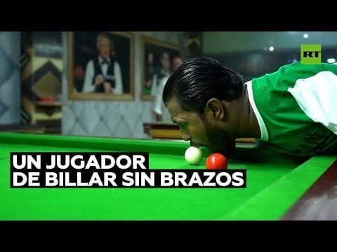 Paquistaní el hombre que aprendió a jugar al billar sin brazos