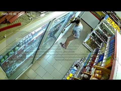 Robando sin parar dentro de un supermercado