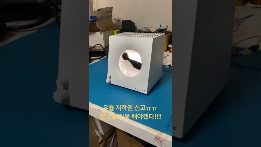 Altavoz con ferrofluido magnético para visualizar la música