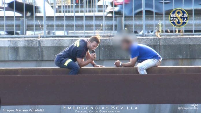 Un bombero sevillano salvando a un tío que se quería tirar al vacío