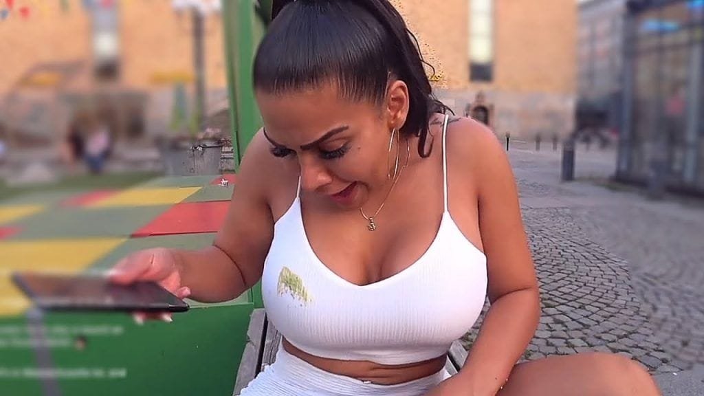 Un pájaro hace sus necesidades encima de la teta de una streamer sueca