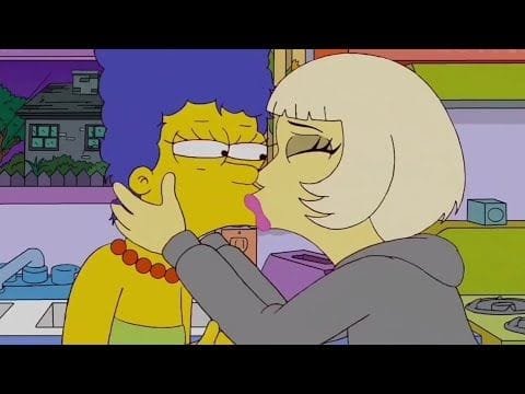 Lady Gaga besa a Marge