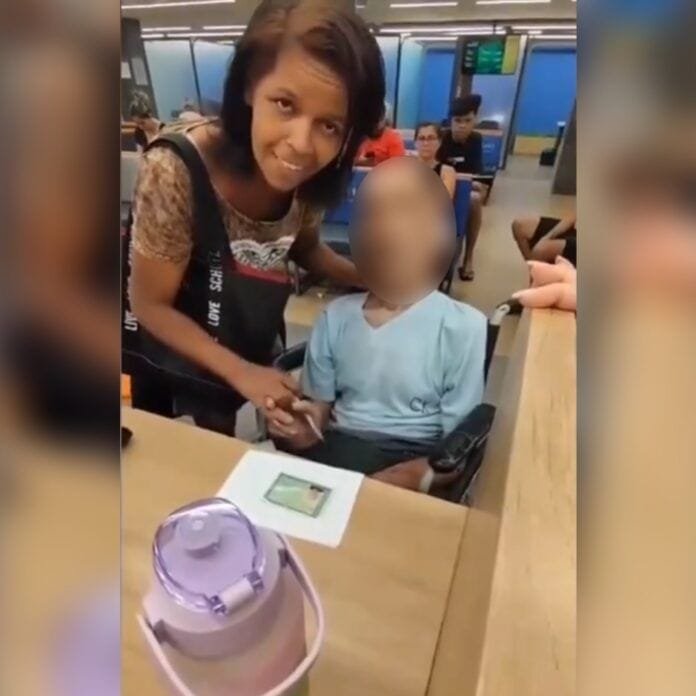 una mujer lleva a su tio muerto al banco mujer que lleva a su tio muerto al banco