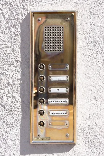 ¿Si descuelgas el telefonillo suena?