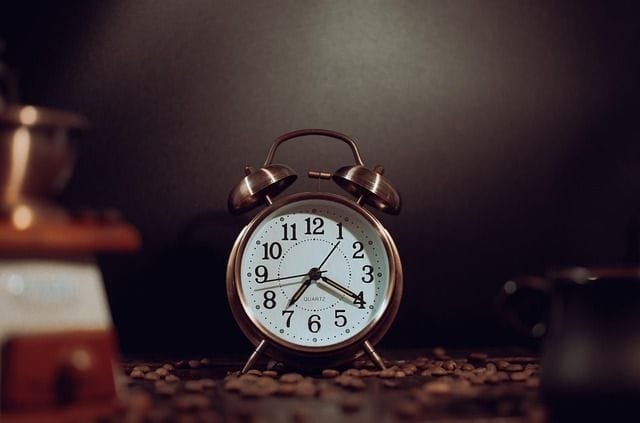 clock-8592484_640 ¿Cuántas horas tiene un año? La respuesta clara y con ejemplos