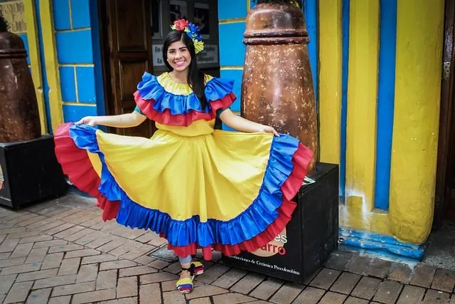 Los 20 piropos más usados por colombianos (y lo que realmente quieren decir)