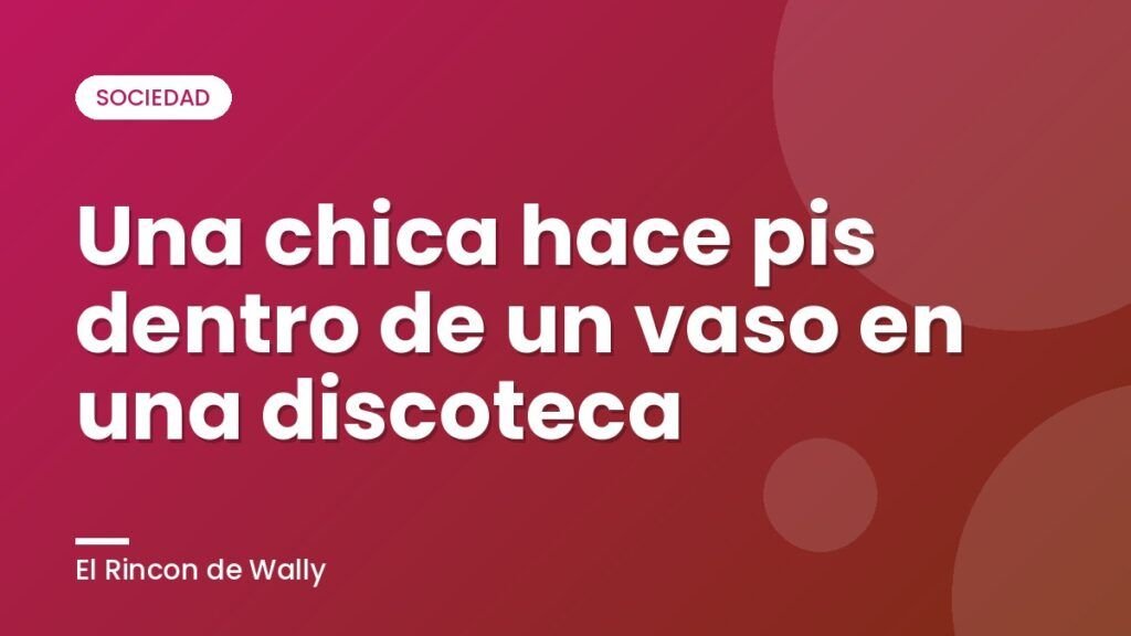 Una chica hace pis dentro de un vaso en una discoteca